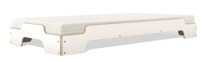 Weiße Stapelliege mit Matratze, Müller Möbelwerkstätten Designbett für Kinder und Erwachsene, platzsparend stapelbar.